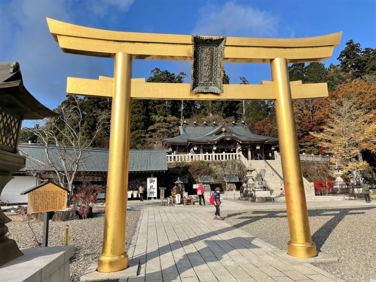 秋葉山本宮秋葉神社上社 本殿と金色の鳥居