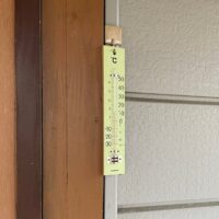 別荘の入り口の温度計