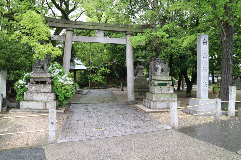 近所の白山神社