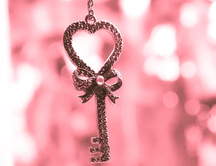 ピンクの愛の光に輝く、この驚くべき黄金の鍵