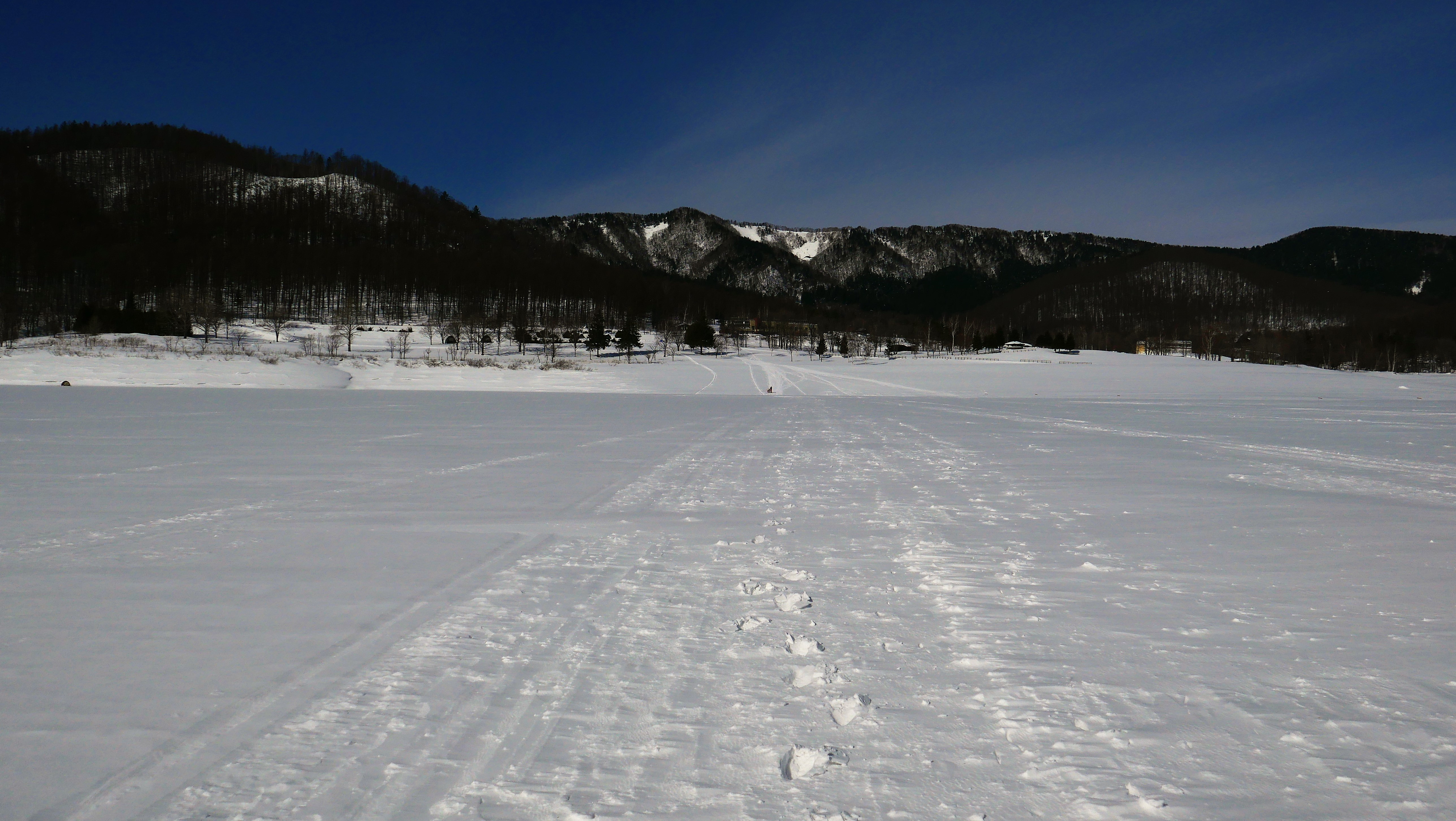 氷が張った、かなやま湖