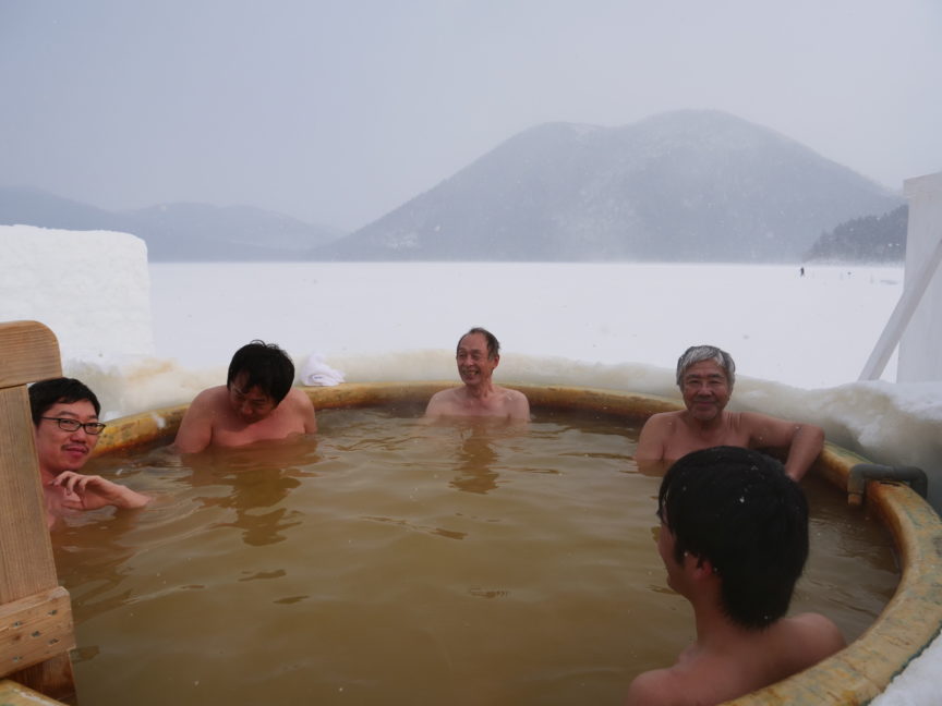 北海道然別湖 コタン 名物の氷上温泉露天風呂