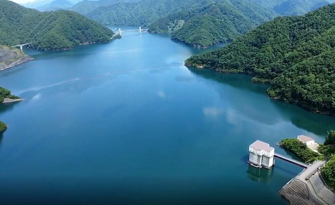 上空からドローンで撮影した、徳山ダム湖